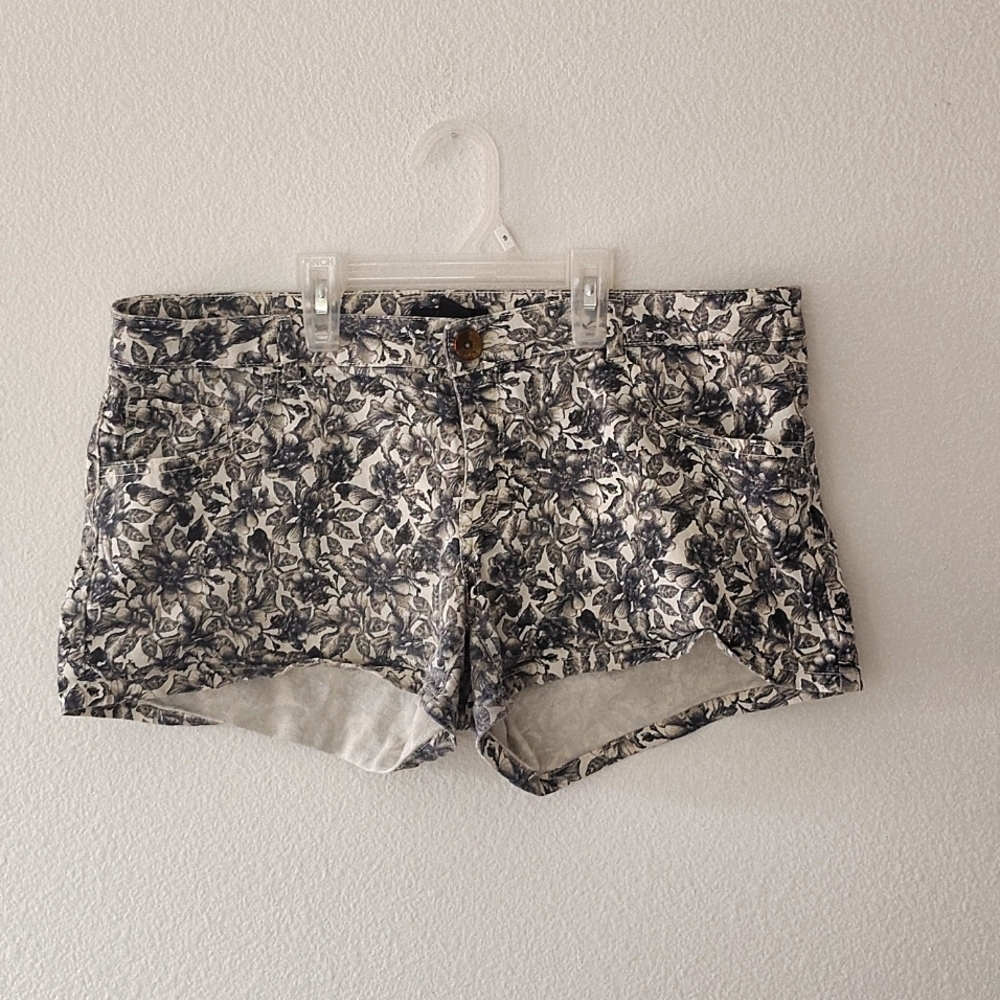 H&M Women Gray and White Floral Jean Shorts Size 12